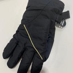 Zwarte handschoen met geel streepje, a été signalé par Gemeente Ede utilisant iLost