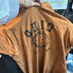 Kleding Bruin shirt en zwarte trui, gemeldet von Haven Hotel Rotterdam über iLost