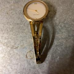 Orologio gold, come riportato da KABUL à GoGo / Teatro utilizzando iLost