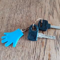 Fietssleutels aan blauwe (handje) hanger., amint azt az iLostnak jelentették.