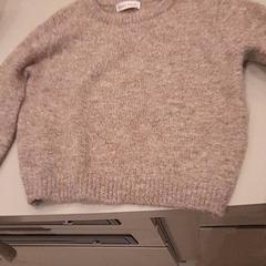 كنزة صوفية، كما تم الإبلاغ عنه بواسطة Van der Valk Hotel Schiphol عبر iLost