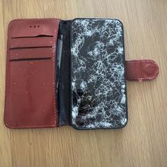 iPhone in roodleren bookcasehoes, come riportato a iLost