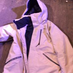 Beige jas beige, come riportato da De Heeren van Aemstel utilizzando iLost