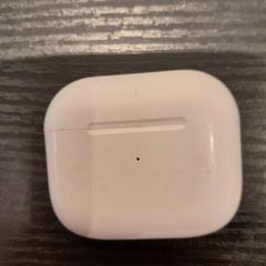 Custodia per airpods blanc, come riportato da TCL utilizzando iLost