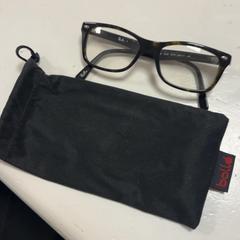 Szemüveg Zwart, amint azt Koninklijk Theater Carré az iLost segítségével jelentette.