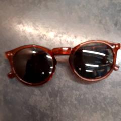 Occhiali da sole, come riportato da Rotterdam The Hague Airport utilizzando iLost