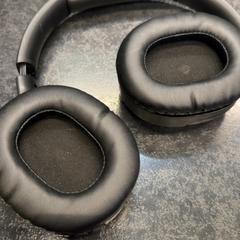 Auriculars, segons ha informat Rotterdam The Hague Airport mitjançant iLost