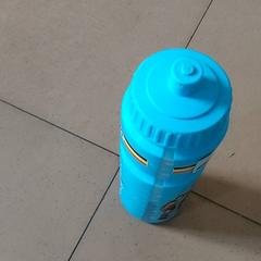 Edateko botila, gisa salatu by Centraal magazijn iLost erabiliz