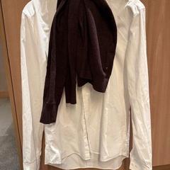 Roupa witte Blouse en bruine trui, segundo informou Van der Valk Hotel Deventer usando iLost