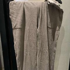 Pantalons Beige, a été signalé par The Dominican utilisant iLost