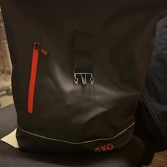 Táska black and red, amint azt KABUL à GoGo / Teatro az iLost segítségével jelentette.