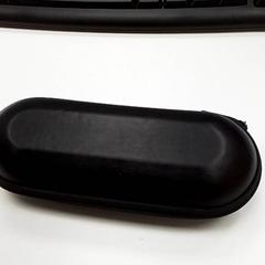 Custodia per gli occhiali, come riportato da ilévia utilizzando iLost