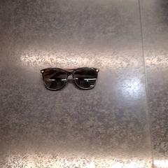 Solbriller, som rapportert av Rotterdam The Hague Airport ved bruk av iLost