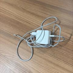 Laptop charger white, as reported by Vrije Universiteit Brussel (VUB) using iLost