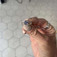 Een zilveren ring met paarde steen, segundo informou a iLost
