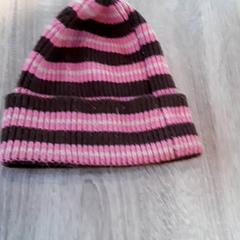 قبعة صغيرة Gebreid rose,bruin، كما تم الإبلاغ عنه بواسطة EBS Tramplein عبر iLost