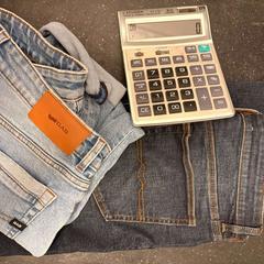 Kalkulator and jeans, som rapportert av Ramada by Wyndham Amsterdam Airport Schiphol ved bruk av iLost