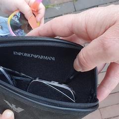 Armanihoesje met bril an iLost gemeldet