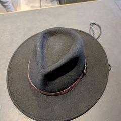 Kapelusz black, zgłoszono przez Conscious Hotel Westerpark przy użyciu iLost