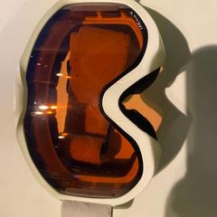 Solglasögon orange, rapporterat av Room Mate Bruno med iLost