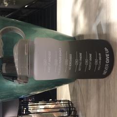 Botella de agua Grijs, ha sido reportado por Van der Valk Hotel Vianen con iLost