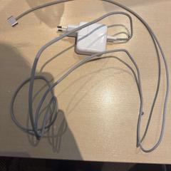Chargeur macbook grijs, a été signalé par Haven Hotel Rotterdam utilisant iLost