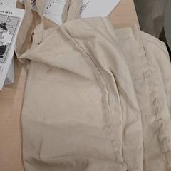 حقائب حمل وحقائب اليد En tissu، كما تم الإبلاغ عنه بواسطة IKEA Toulon عبر iLost