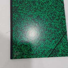 Material escolar - tekeningen, ha sido reportado por Regio Oost-Vlaanderen con iLost