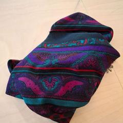 Choker Noir, motif rouge vert et violet, gisa salatu by IKEA Lyon Grand Parilly iLost erabiliz