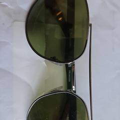 Des lunettes de soleil Metaal met groene glazen, a été signalé par Haaglanden Medisch Centrum utilisant iLost