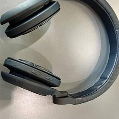 Cuffia zwart, merkloos, come riportato da Qbuzz GD Groningen HS utilizzando iLost