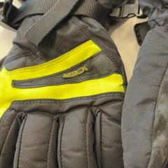 Kesztyű, amint azt GVB az iLost segítségével jelentette.