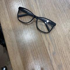 Lunettes, a été signalé par Designer Outlet Roosendaal utilisant iLost
