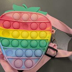 Borsa da scuola per bambini Roze (regenboog kleurtjes) AARDBEI, come riportato da Qbuzz GD Groningen HS utilizzando iLost