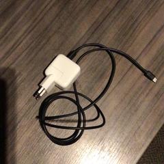 الشاحن Zwarte kabel, witte adapter، كما تم الإبلاغ عنه بواسطة Van der Valk Hotel Zwolle عبر iLost