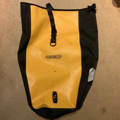 Fietstas Ortlieb geel, amint azt az iLostnak jelentették.