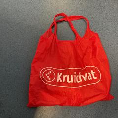 Mala em nylon Kruidvat rood, como reportado por Breng Arnhem utilizando o iLost