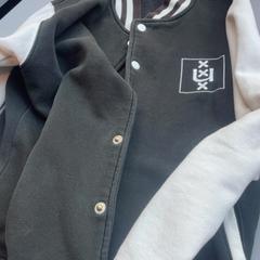 Väst UvA vest, donkergroen en crème, rapporterat av Universiteitsbibliotheek Universiteitskwartier med iLost