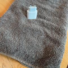 Handduk & Laddare Grey and white, rapporterat av ibis Styles Rotterdam Ahoy med iLost