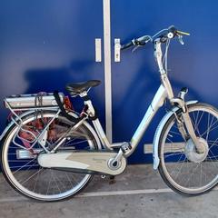 Damesfiets elektrisch Batavus Ionrx wit, amint azt Gemeente Heusden az iLost segítségével jelentette.