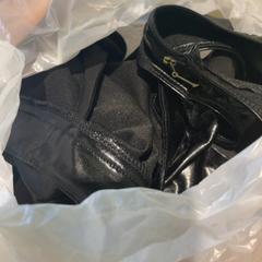 Roupa Black, segundo informou MEININGER Hotel Berlin East Side Gallary usando iLost
