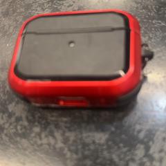 Tapes per a les orelles, segons ha informat Rotterdam The Hague Airport mitjançant iLost