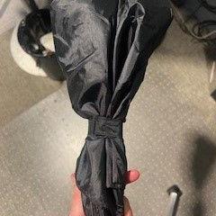 Regenschirm Zwart, gemeldet von Cursus en vergadercentrum Domstad über iLost