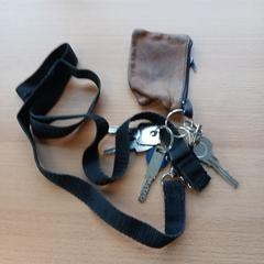 Estuche para chaves con chaves, segundo informou UVO Vervoer usando iLost