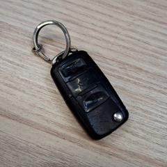 Chave de carro Porte cle cassé, como reportado por IKEA Villiers-sur-Marne utilizando o iLost