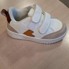 Zapatos de bebé, segundo informou IKEA Metz usando iLost