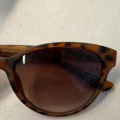 Occhiali da sole, come riportato da HTM utilizzando iLost