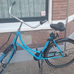 Blauwe Swapfiets met sleutels in de ringslot, som rapportert til iLost