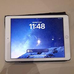 Ipad Witte ipad met zwarte hoesje, as reported by Van der Valk Hotel Schiphol using iLost