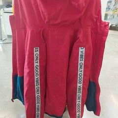 ジャケット Rouge intérieur grise がiLostで IKEA Mulhouse によって報告されました